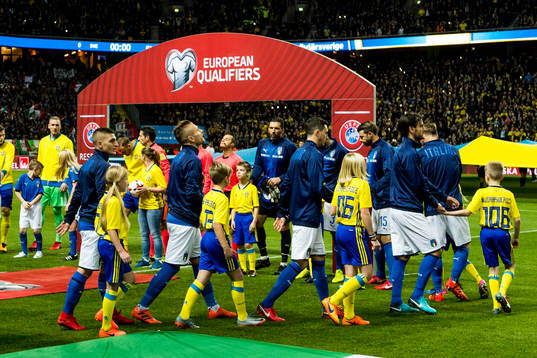Sverige och Italiens spelare gör entré