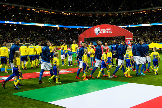 Sverige och Italiens spelare gör entré