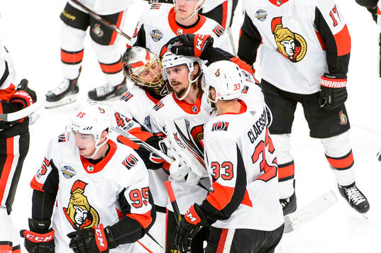 Ottawas  Erik Karlsson kramas om av Fredrik Claesson