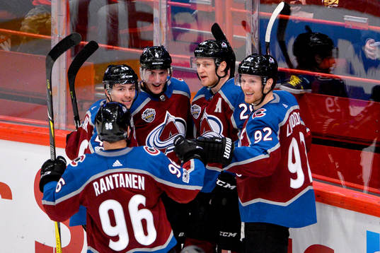 Colorados Nathan MacKinnon jublar med lagkamrater