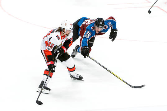 Ottawas Erik Karlsson lurar Colorados Mikko Rantanen