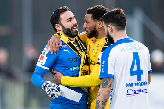 Frejs målvakt Marko Atanackovic omfamnas av Alie Sesay