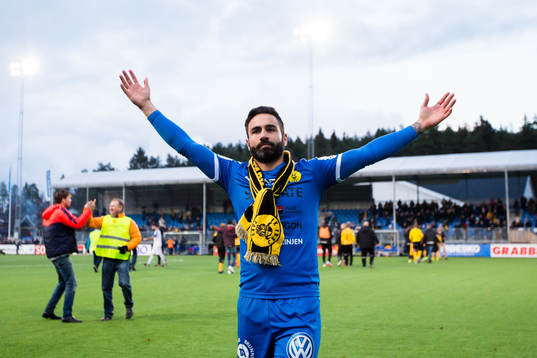 Frejs målvakt Marko Atanackovic tackar supportrar na