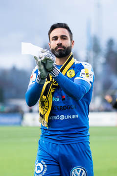 Frejs målvakt Marko Atanackovic tackar supportrar na