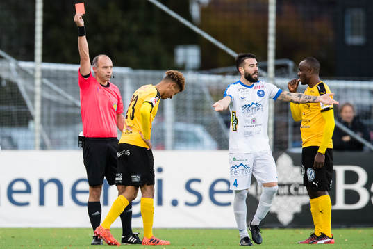Frejs Joseph Ceesay utvisas av domare Robert Daradic