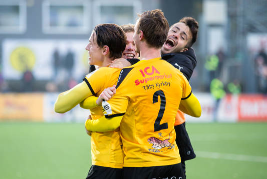 Frejs spelare jublar med fansen