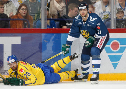 Dick Axelsson #28, Sweden and Teemu Hartikainen #70, Finland