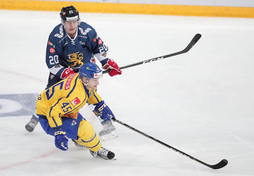 Oscar Möller #45, Sweden and Eeli Tolvanen #20, Finland