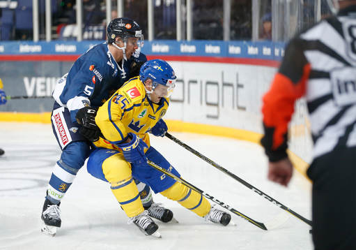 Lasse Kukkonen #5, Finland and Oscar Möller #45, Sweden