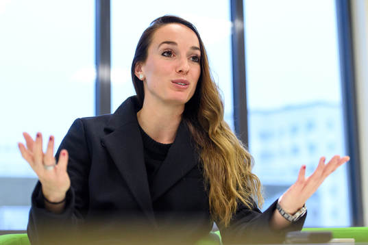 Linköpings Kosovare Asllani blir intervjuad