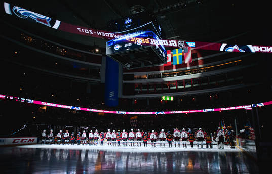 Ottawas och Colorados spelare innan  ishockeymatchen i NHL