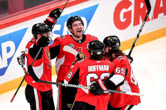 Ottawas Mike Hoffman jublar med lagkamrater