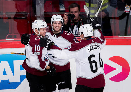 Colorados Sven Andrighetto jublar med lagkamrater