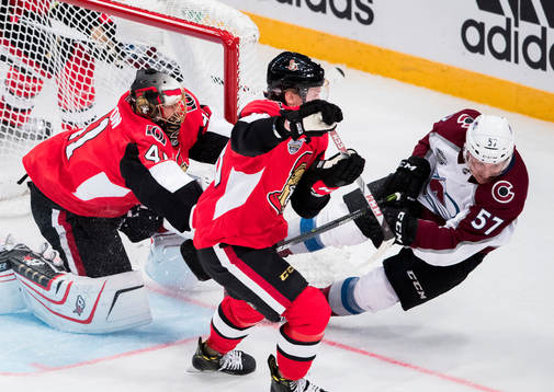 Colorados Gabriel Bourque framför Ottawas målvakt Craig