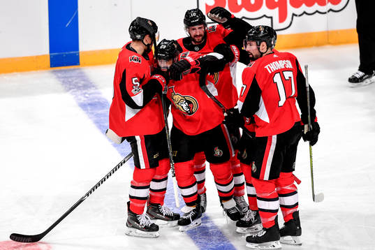 Ottawas Johnny Oduya jublar med lagkamrater