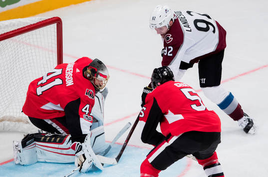Colorados Gabriel Landeskog framför Ottawas målvakt Craig