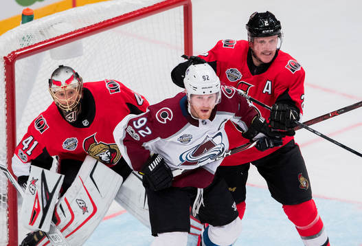 Colorados Gabriel Landeskog framför Ottawas målvakt Craig