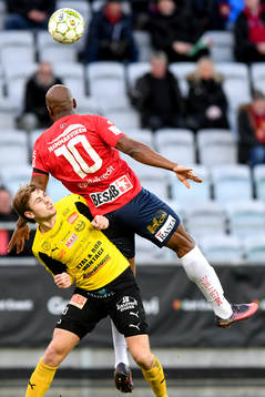 Mjällbys Axel Noren och Örgrytes Hakeem Araba