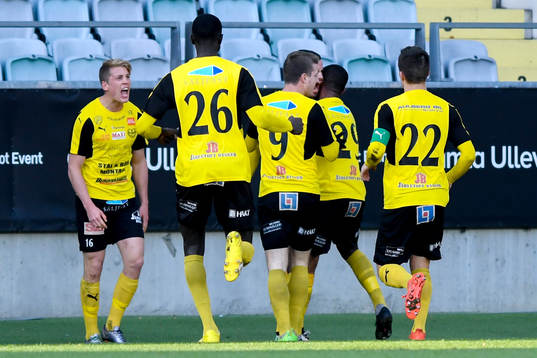 Mjällbys Granit Stagova jublar med lagkamrater