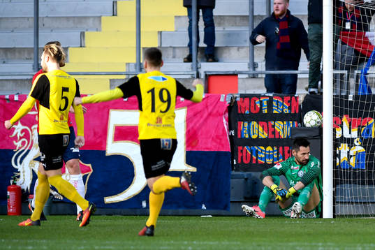 Örgrytes målvakt Stojan Lukic deppar