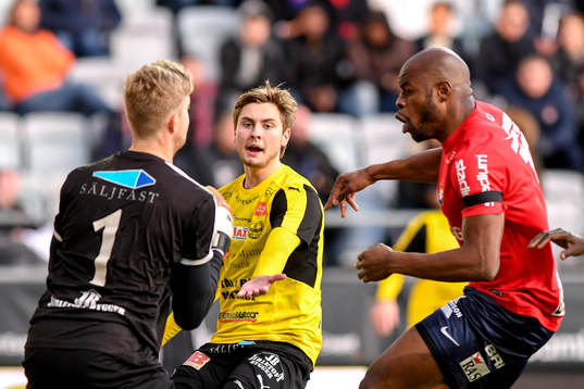 Mjällbys målvakt Jesper Johansson och Örgrytes Hakeem