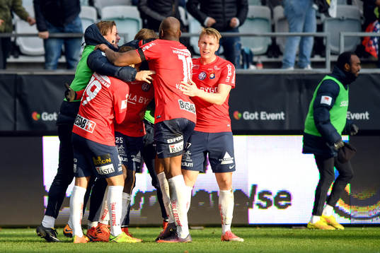 Örgrytes Mohamed Said Adan jublar med lagkamrater