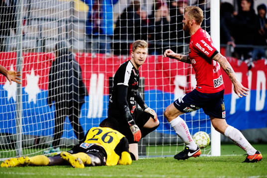Mjällbys Mohammed Mbye och målvakt Jesper Johansson deppar