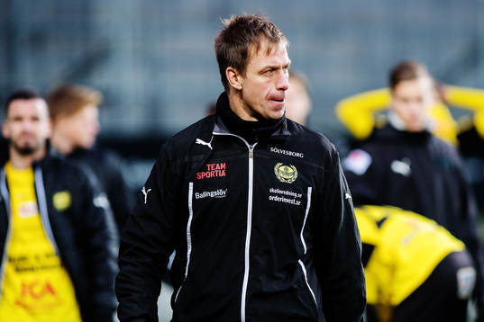Mjällbys assisterande tränare Mattias Asper deppar