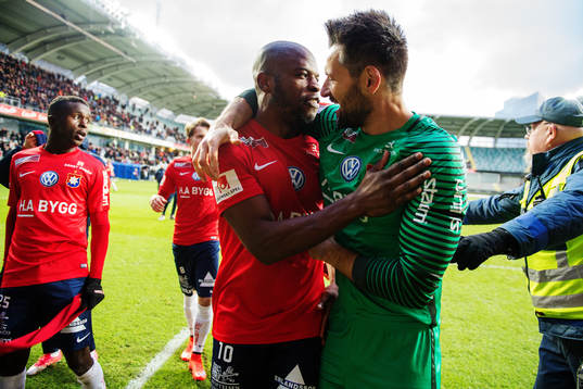 Örgrytes Hakeem Araba jublar med målvakt Stojan Lukic