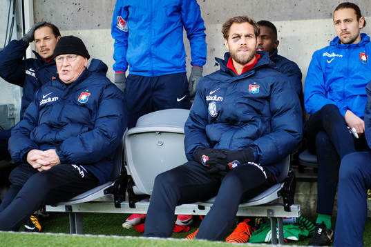 Örgrytes Johan Elmander på bänken