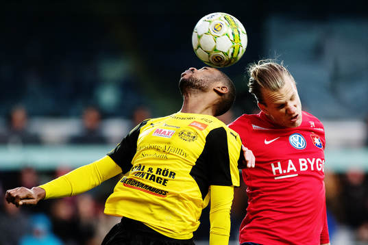 Mjällbys Gabriel Frimpong och Örgrytes Sebastian Carlsén