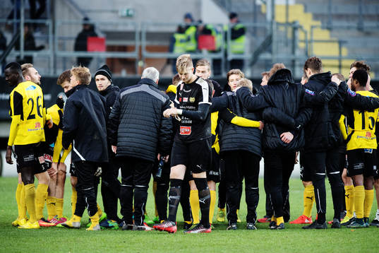 Mjällbys målvakt Jesper Johansson deppar med lagkamrater