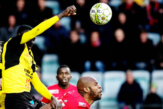 Mjällbys Mohammed Mbye och Örgrytes Hakeem Araba i