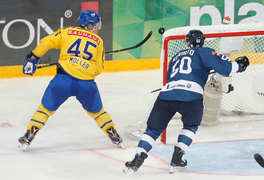 Oscar Möller #45, Sweden and Miika Koivisto #50, Finland