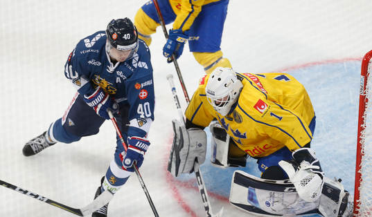 Jarno Koskiranta #40, Finland and Jhonas Enroth #1, Sweden