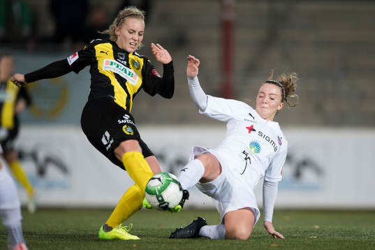 Rosengårds Andrea Thorisson glidtacklar