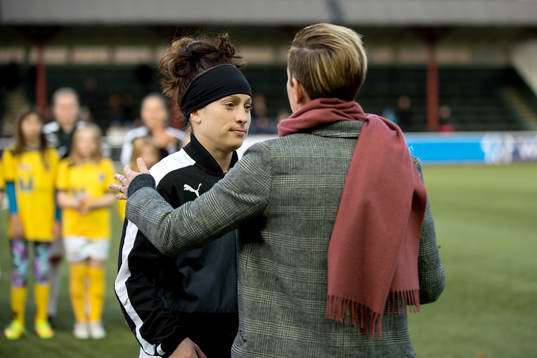 Rosengårds Ella Masar McLeod avtackas av sportchef Therese