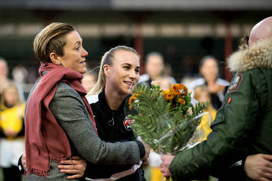 Rosengårds Jenna Hellstrom avtackas av sportchef Therese