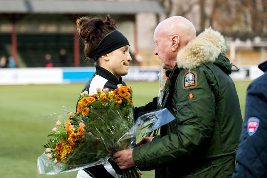 Rosengårds Ella Masar McLeod avtackas av  fotbollsansvarig