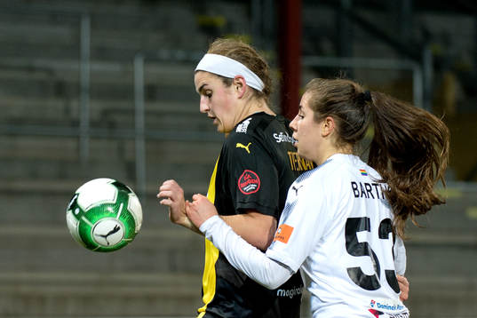 Hammarbys Murielle Tiernan och Rosengårds Johanna Barth