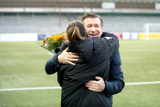 Rosengårds Ali Riley avtackas innan fotbollsmatchen i