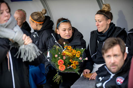 Rosengårds Ali Riley avtackas innan fotbollsmatchen i