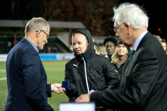 Lars-.Christer Olsson delar ut medalj till Rosengårds