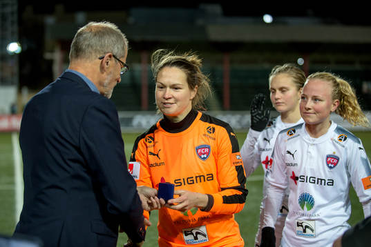 Lars-.Christer Olsson delar ut medalj till Rosengårds