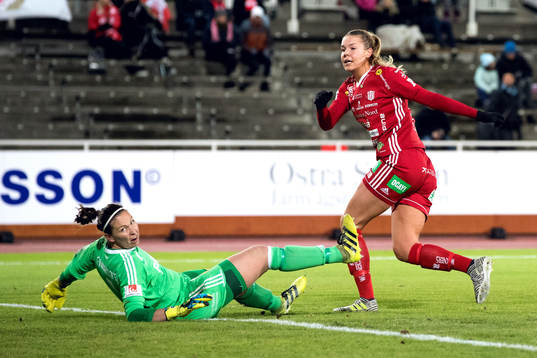 Piteås Nina Jakobsson gör 0-1 bakom Djurgårdens målvakt
