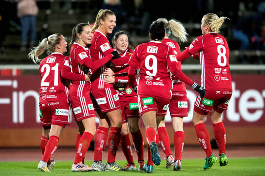 Piteås Nina Jakobsson jublar med lagkamrater
