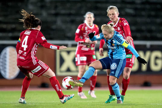 Djurgårdens Mia Jalkerud och Piteås Josefin Johansson och
