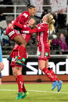 Piteås Madelen Janogy jublar med Elin Bragnum och Julia