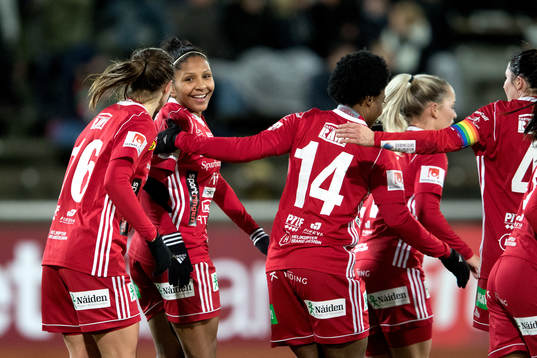 Piteås Madelen Janogy jublar med lagkamrater
