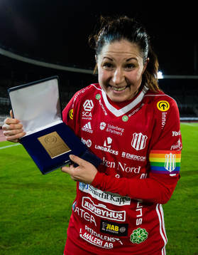 Piteås Josefin Johansson visar upp bronsplaketten